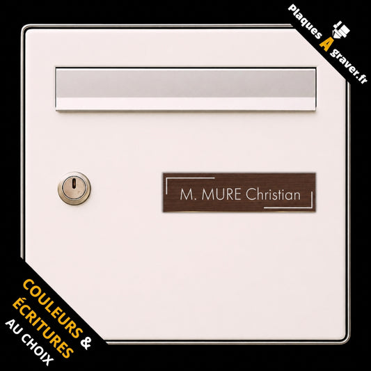 Plaque boîte aux lettres personnalisée adhésive Déco 2 marron avec texte gravé au laser, collée sur boîte aux lettres blanche