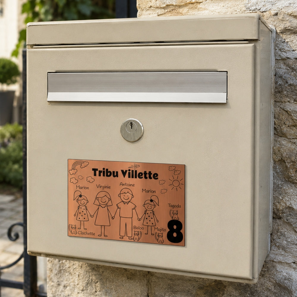 Plaque famille gravée finition cuivre avec personnages : parents, enfants, plusieurs chat et numéro de maison sur une boîte aux lettres