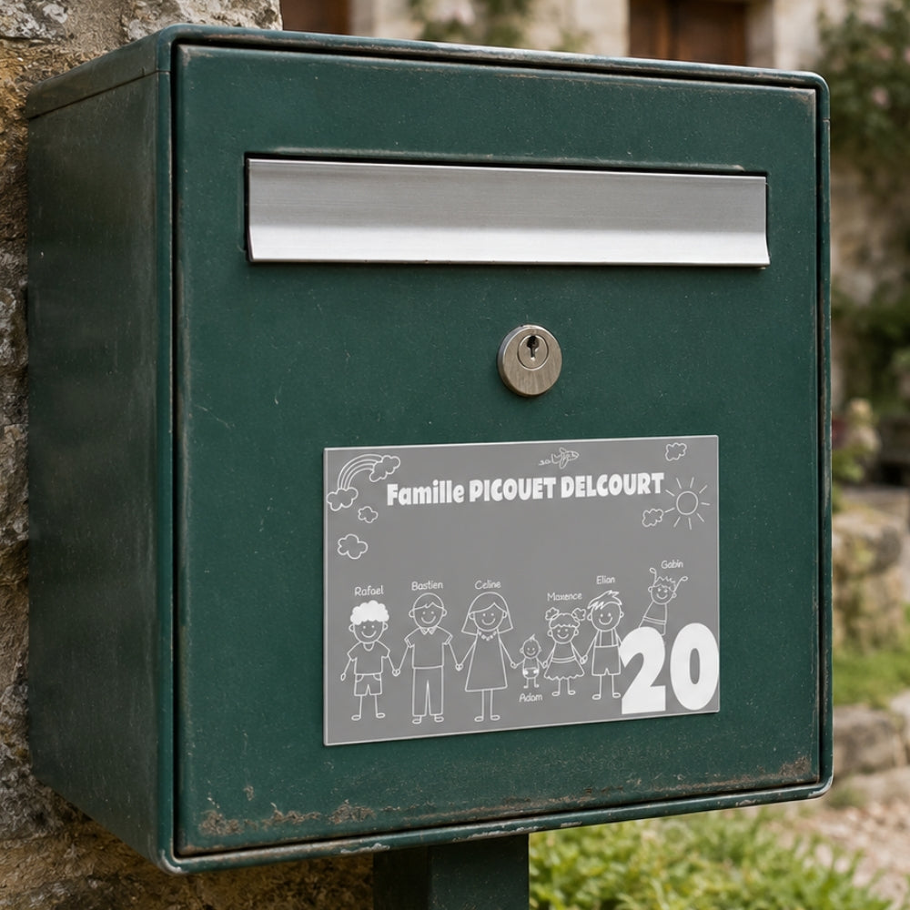Plaque famille gravée grise représentant une famille nombreuse sur une boîte aux lettres verte